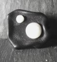 BAGUE EN CUIR FROISSE NOIR ET NACRE BLANCHE