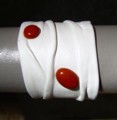 BRACELET LARGE EN CUIR FROISSE BLANC ET JASPE ROUGE