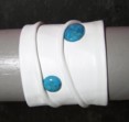 BRACELET LARGE EN CUIR FROISSE BLANC ET TURQUOISES