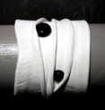 BRACELET LARGE EN CUIR FROISSE BLANC ET ONYX