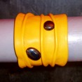 BRACELET LARGE EN CUIR FROISSE JAUNE ET HEMATITE