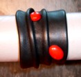 BRACELET LARGE EN CUIR FROISSE NOIR ET JASPE ROUGE