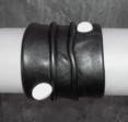 BRACELET LARGE EN CUIR FROISSE NOIR ET NACRE BLANCHE