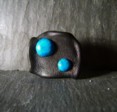 BAGUE EN CUIR FROISSE NOIR ET TURQUOISES BLEUES VERITABLES