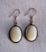 Boucles d’oreilles une pierre ovale en nacre blanche  et argent 925