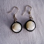 Boucles d’oreilles une pierre ronde en nacre blanche  et argent 925