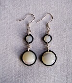 Boucles d’oreilles deux pierres rondes en nacre blanche et argent 925
