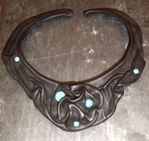 COLLIER NOIR ET TURQUOISES BLEUES VERITABLES