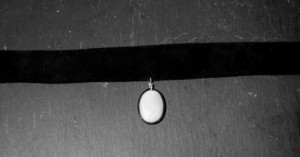 COLLIER RAS DE COU VELOURS DE CUIR NOIR ET NACRE BLANCHE