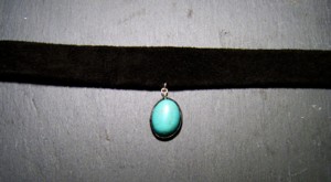 COLLIER RAS DE COU VELOURS DE CUIR NOIR ET TURQUOISE BLEUE CLAIRE