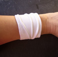 BRACELET LARGE EN CUIR FROISSE BLANC