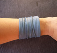 BRACELET LARGE EN CUIR FROISSE BLEU CLAIR