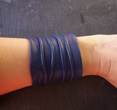 BRACELET LARGE EN CUIR FROISSE BLEU FONCE