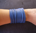 BRACELET LARGE EN CUIR FROISSE BLEU GREC