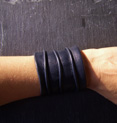 BRACELET LARGE EN CUIR FROISSE BLEU MARINE