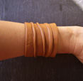 BRACELET LARGE EN CUIR FROISSE CAMEL