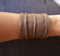 BRACELET LARGE EN CUIR FROISSE ETOUPE