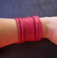 BRACELET LARGE EN CUIR FROISSE  FUSCHIA