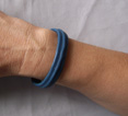 MINI BRACELET EN CUIR SOUPLE FROISSE BLEU INTERMEDIAIRE