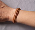 MINI BRACELET EN CUIR SOUPLE FROISSE CAMEL