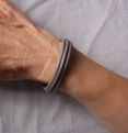 MINI BRACELET EN CUIR SOUPLE FROISSE TAUPE