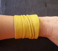 BRACELET LARGE EN CUIR FROISSE JAUNE