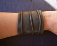 BRACELET LARGE EN CUIR FROISSE KAKI