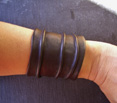 BRACELET LARGE EN CUIR FROISSE MARRON FONCE