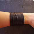 BRACELET LARGE EN CUIR FROISSE NOIR