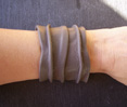 BRACELET LARGE EN CUIR FROISSE TAUPE