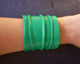 BRACELET LARGE EN CUIR FROISSE VERT MENTHE