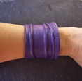 BRACELET LARGE EN CUIR FROISSE VIOLET