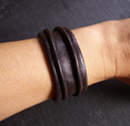 PETIT BRACELET CUIR FROISSE MARRON FONCE