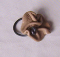 BAGUE FLEUR CUIR FROISSE TAUPE