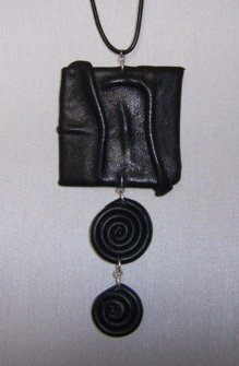 GRAND PENDENTIF CUIR NOIR FROISSE