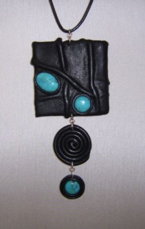 GRAND PENDENTIF CARRE CUIR NOIR FROISSE TURQUOISES